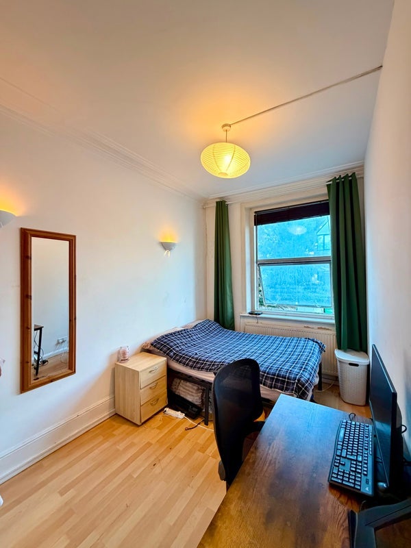 Room Finchley Road in Greater London