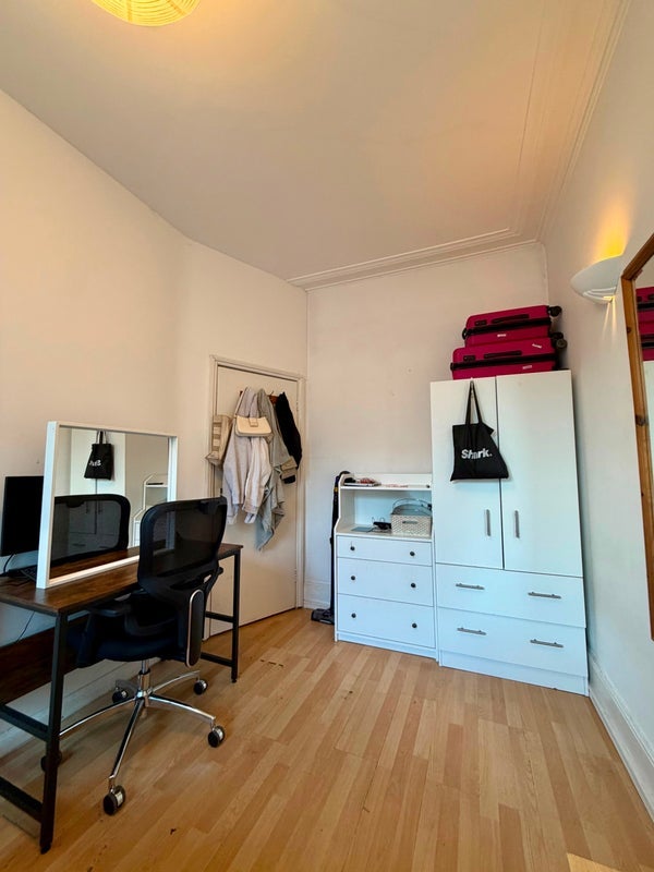 Room Finchley Road in Greater London