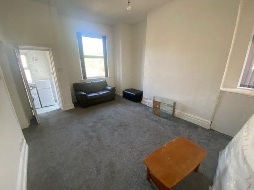 Flat Stretford Road in Trafford