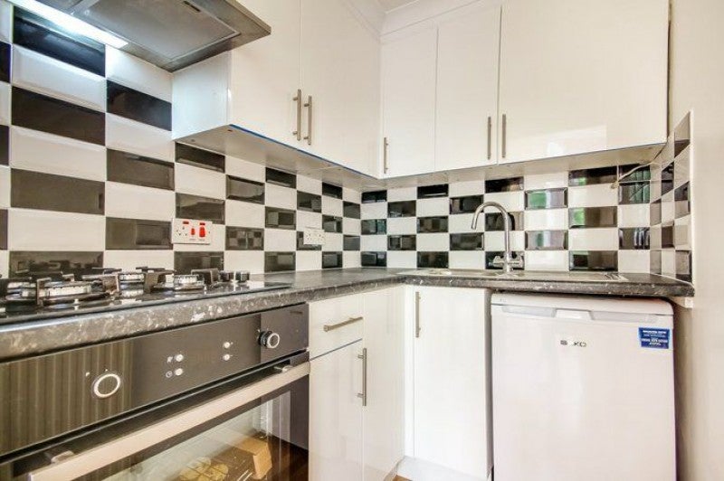 Flat Campden Hill Gardens in Greater London