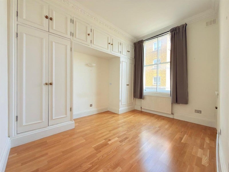 Flat Campden Hill Gardens in Greater London