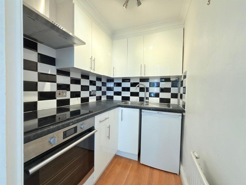 Flat Campden Hill Gardens in Greater London