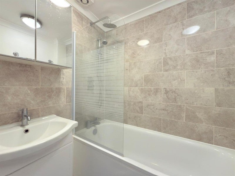 Flat Campden Hill Gardens in Greater London