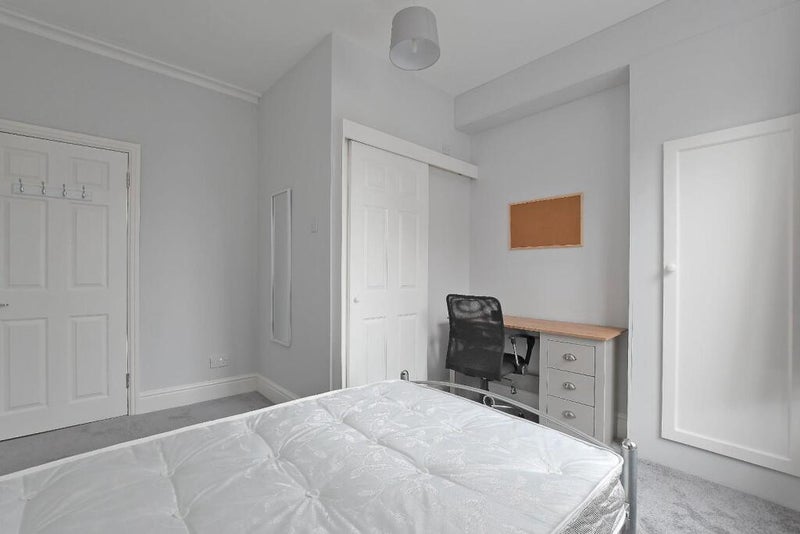 Room Spring House Road in Sheffield