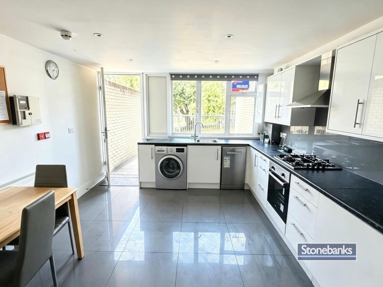 Room Barchester Close in Greater London