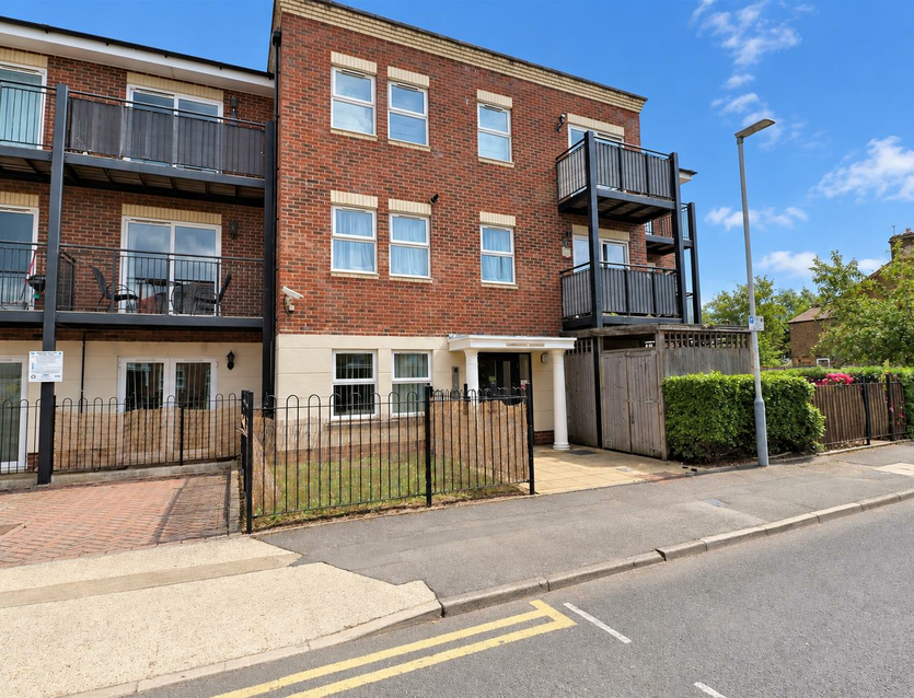 Flat Hardy Mews in Greater London