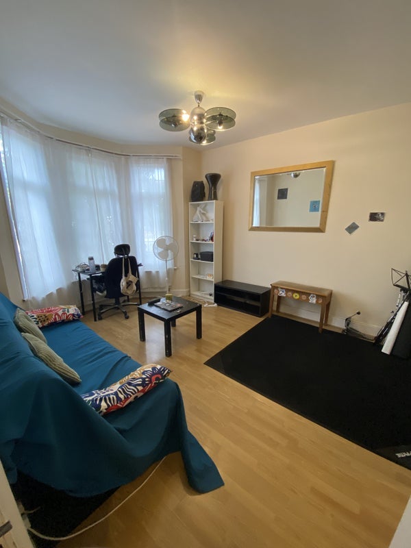 Room St Ann's Road in Greater London