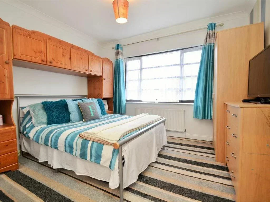 Flat Swan Road in Greater London