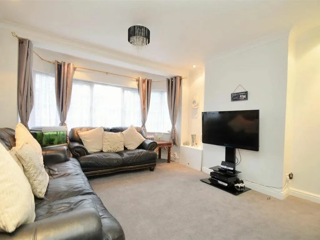 Flat Swan Road in Greater London