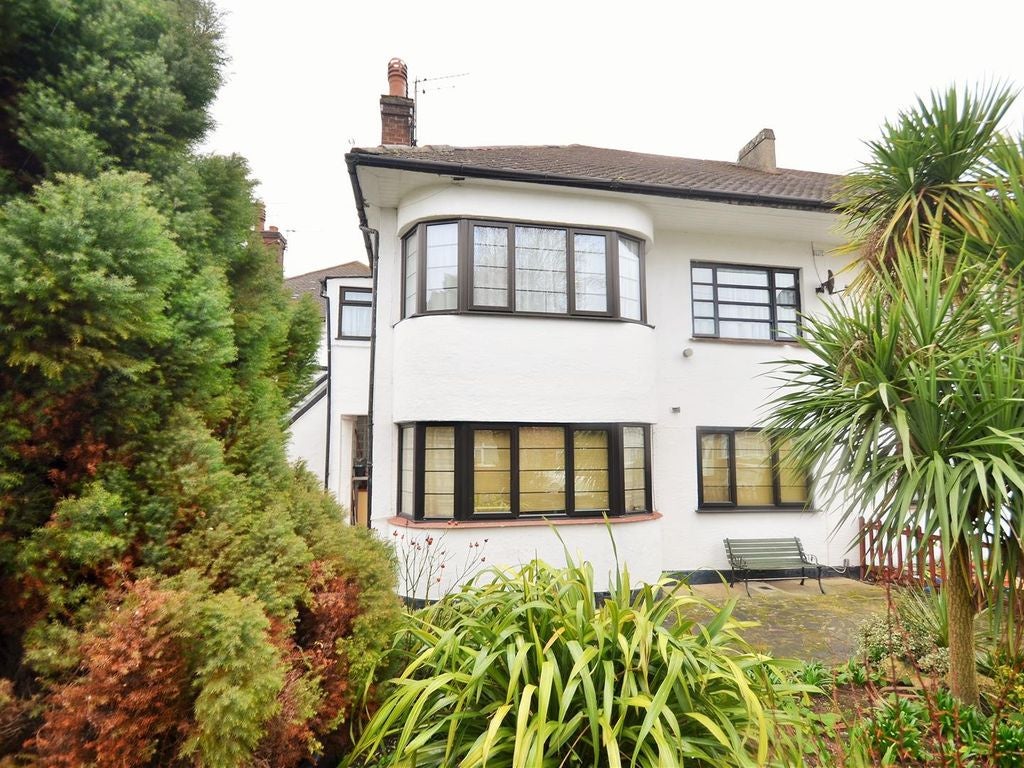 Flat Swan Road in Greater London