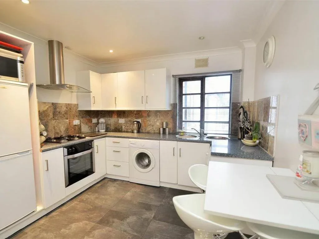 Flat Swan Road in Greater London