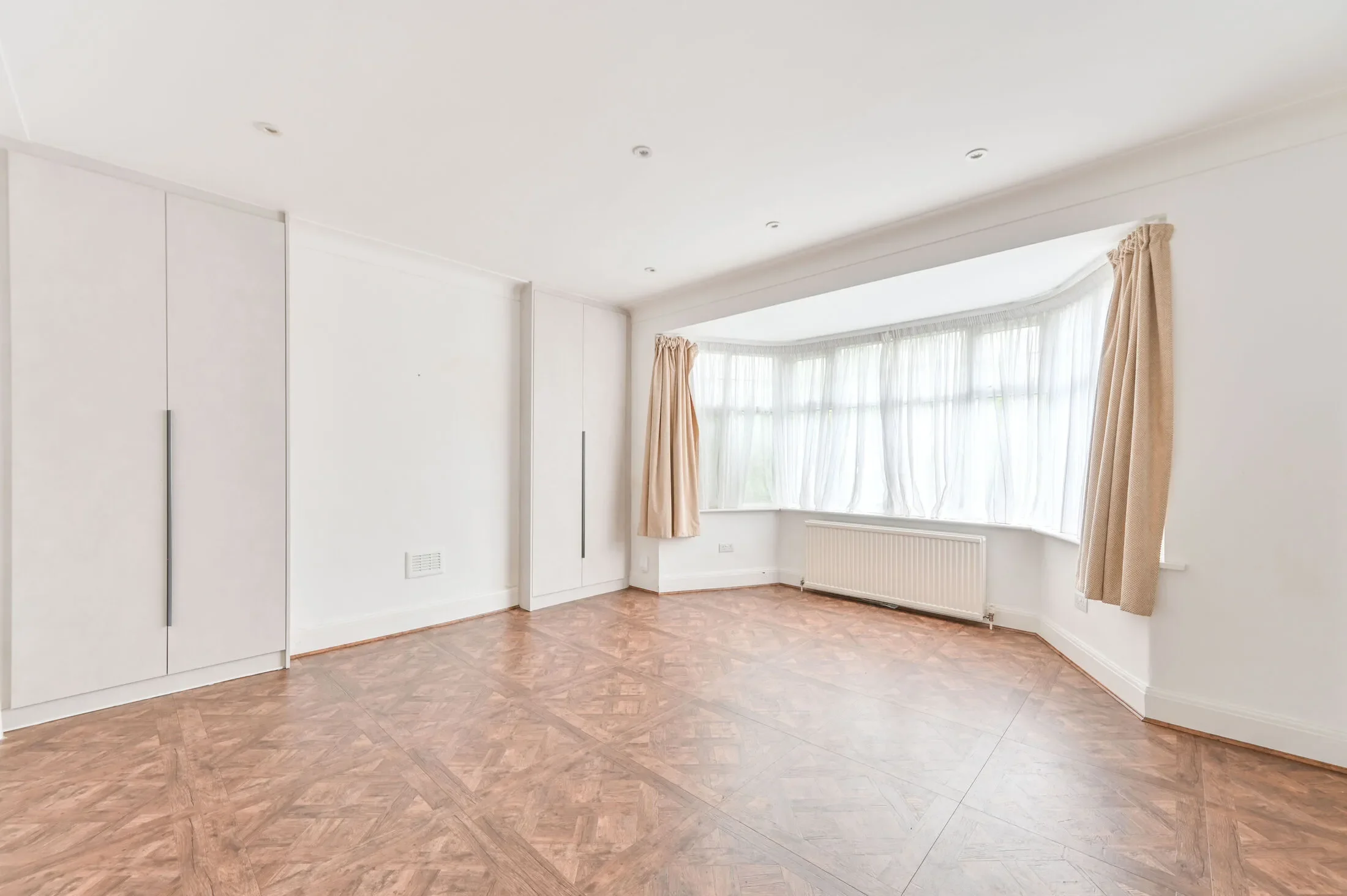 House Eversley Avenue in Greater London