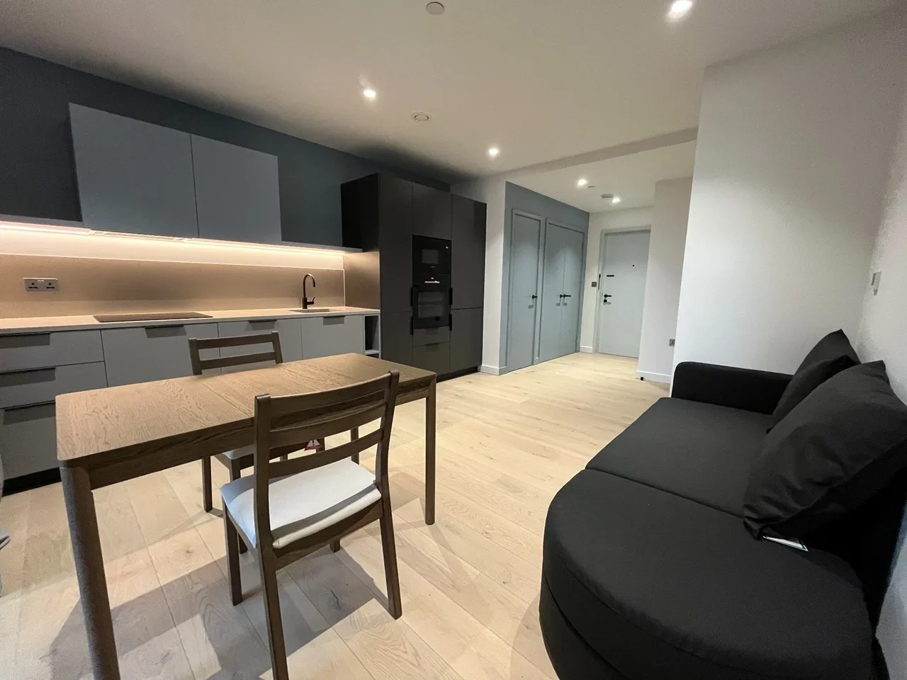 Flat Chandlers Avenue in Greater London
