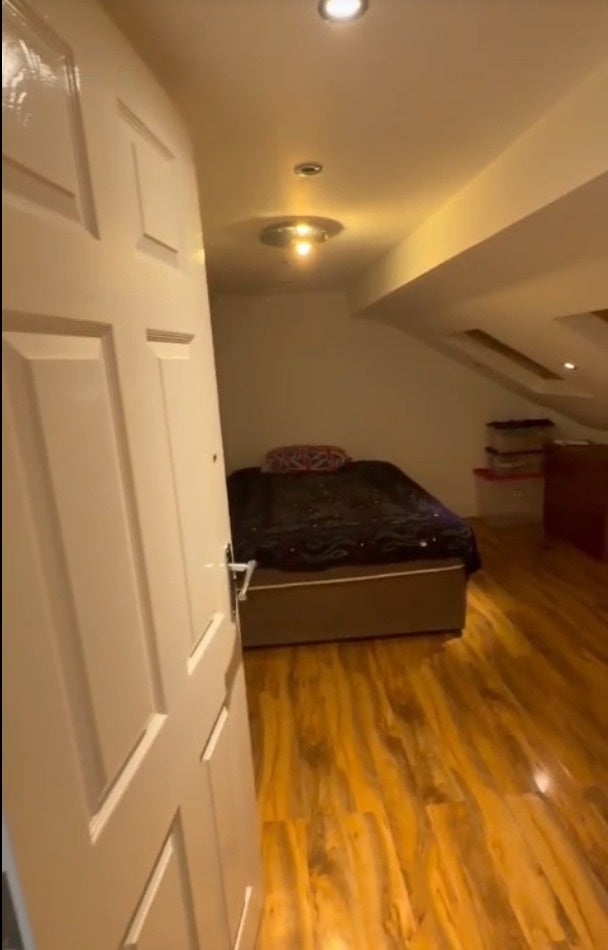 Room Manor Road in Greater London
