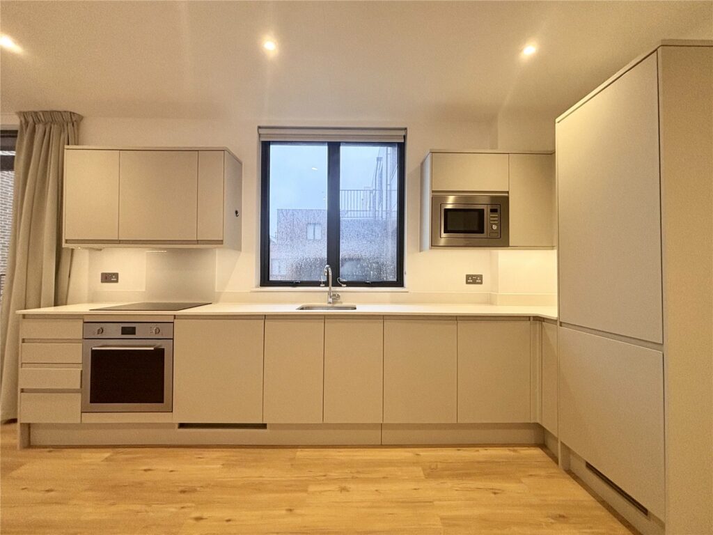 Flat Farnborough Road in Rushmoor