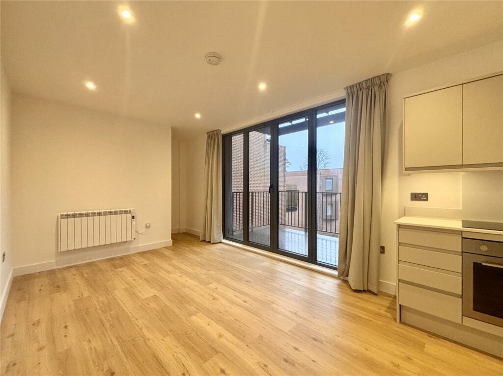 Flat Farnborough Road in Rushmoor