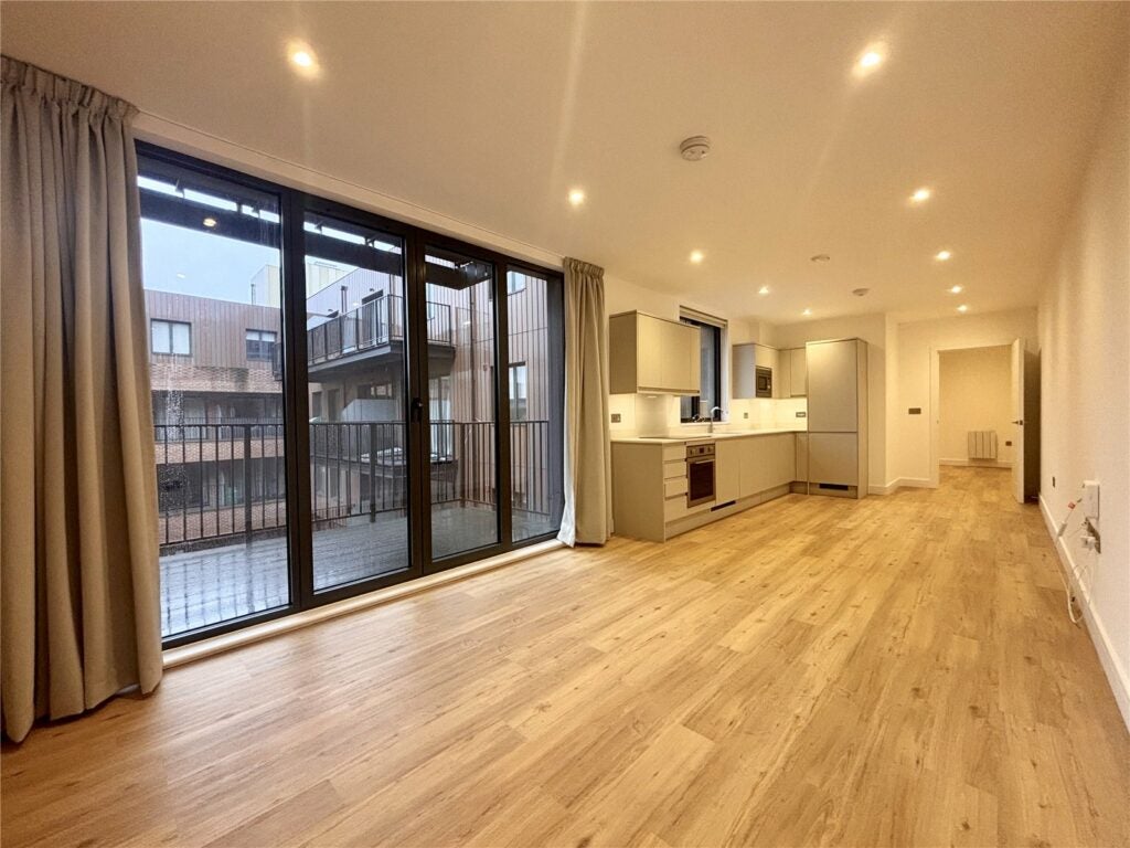 Flat Farnborough Road in Rushmoor