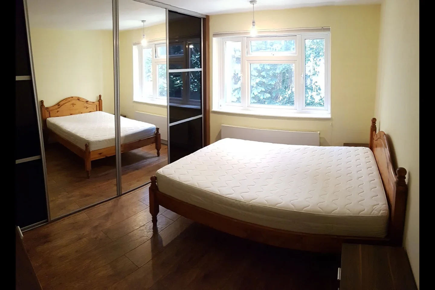 Flat Summerland Gardens in Greater London
