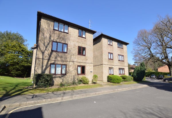 Flat Calluna Court in Woking
