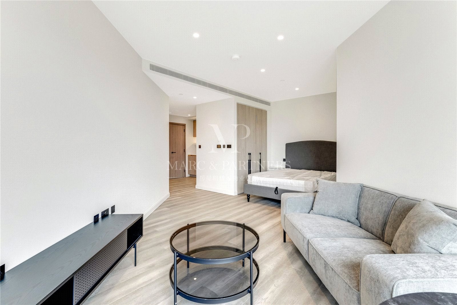 Flat Hertsmere Road in London