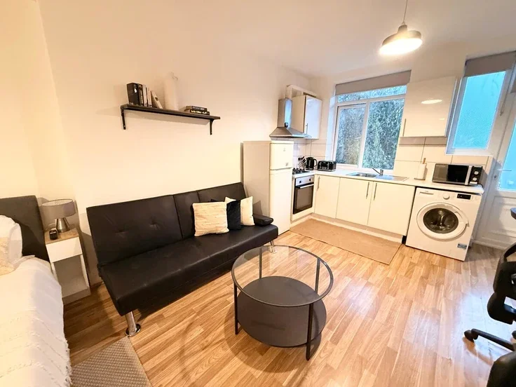 Flat Woodland Way in Greater London