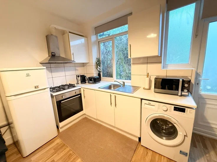 Flat Woodland Way in Greater London