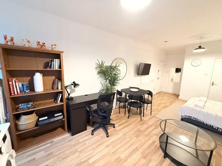 Flat Woodland Way in Greater London