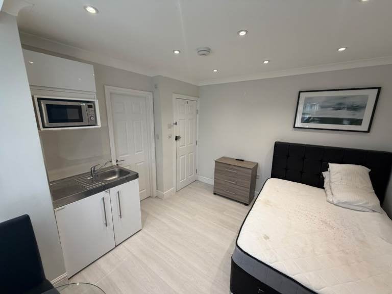 Flat Ascot Close in Greater London