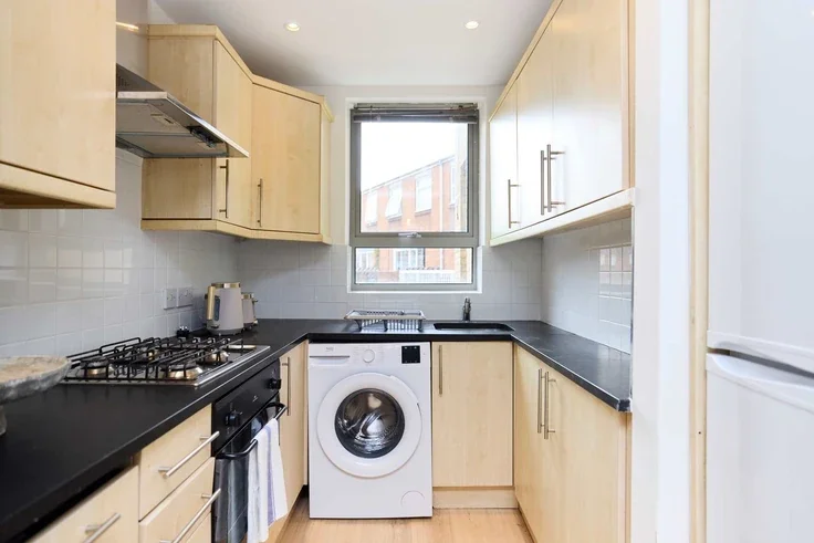 Flat Pellerin Road in Greater London