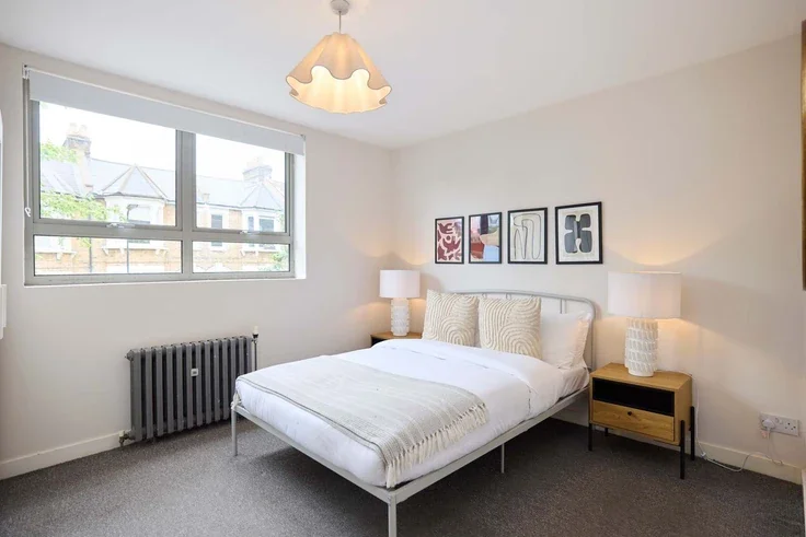 Flat Pellerin Road in Greater London