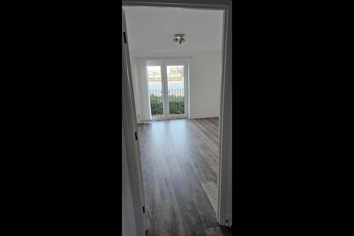 Flat Harlinger Street in Greater London