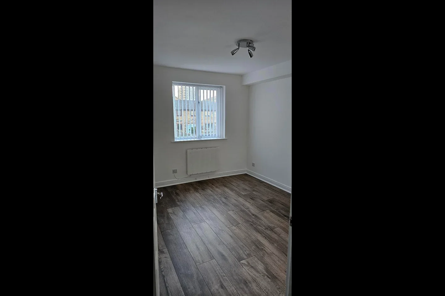 Flat Harlinger Street in Greater London