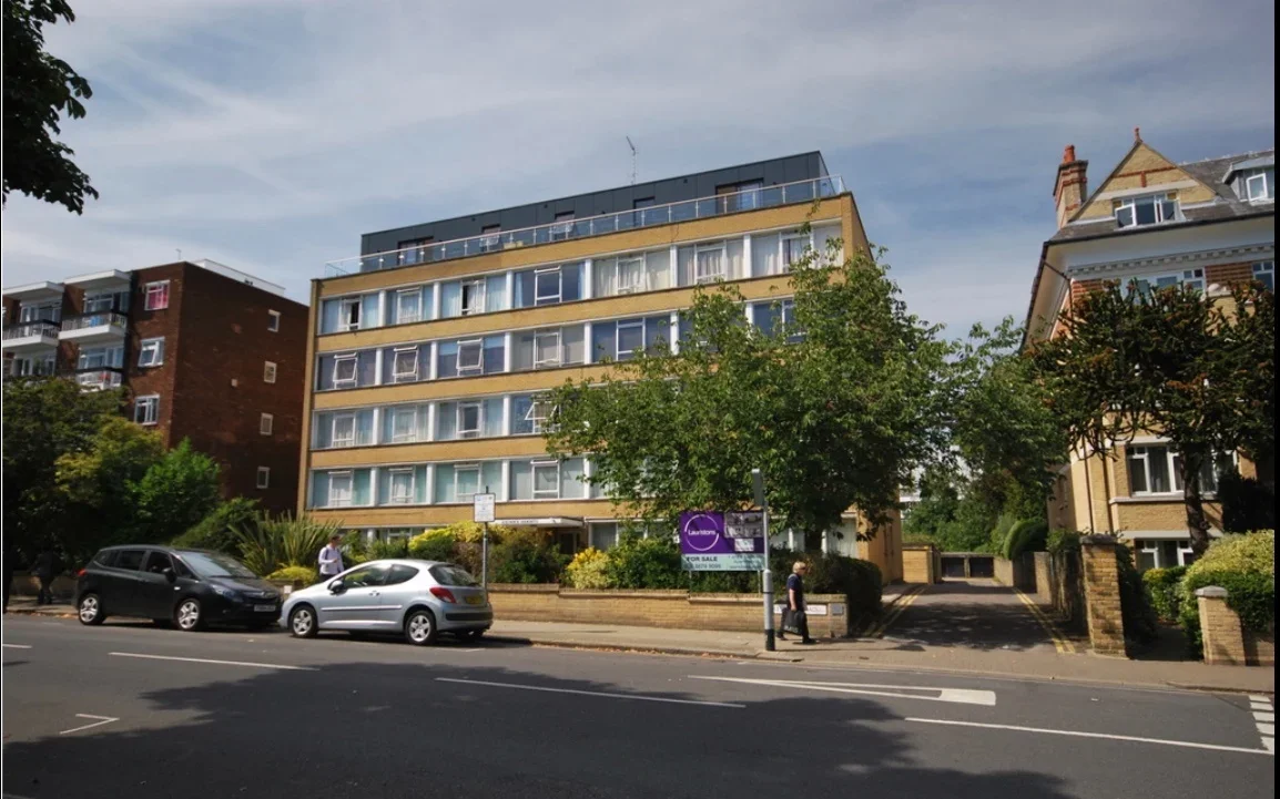 Flat Keswick Road in Greater London