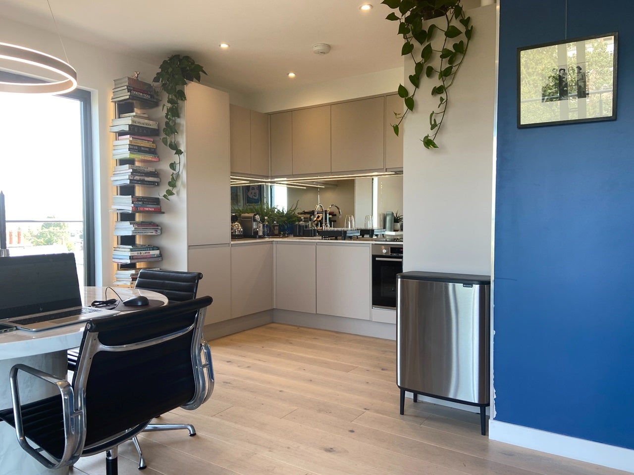 Flat Keswick Road in Greater London