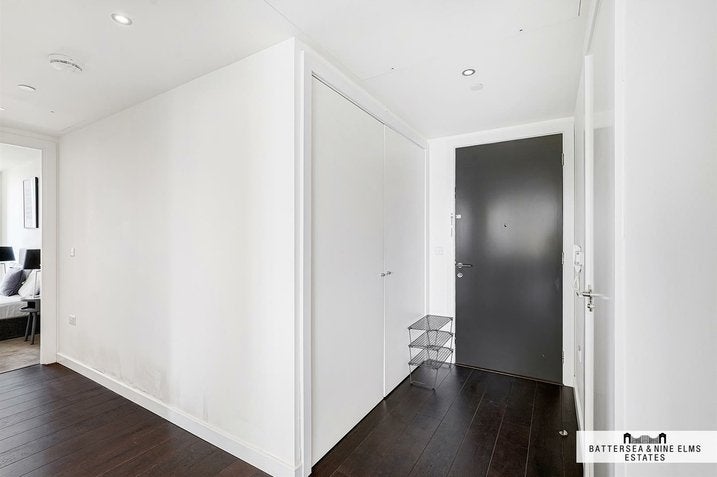 Flat Wyvil Road in Greater London
