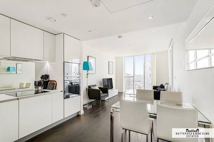 Flat Wyvil Road in Greater London
