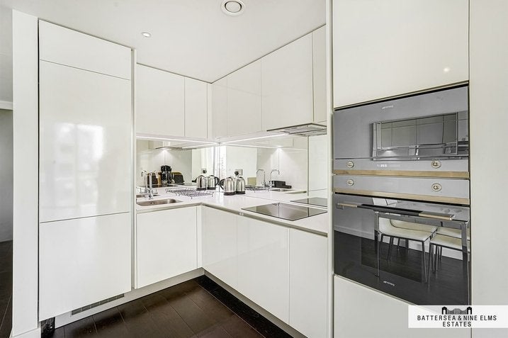 Flat Wyvil Road in Greater London