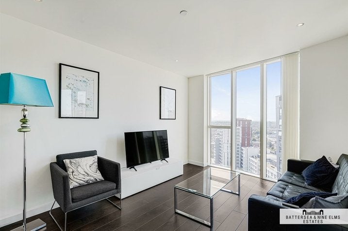 Flat Wyvil Road in Greater London