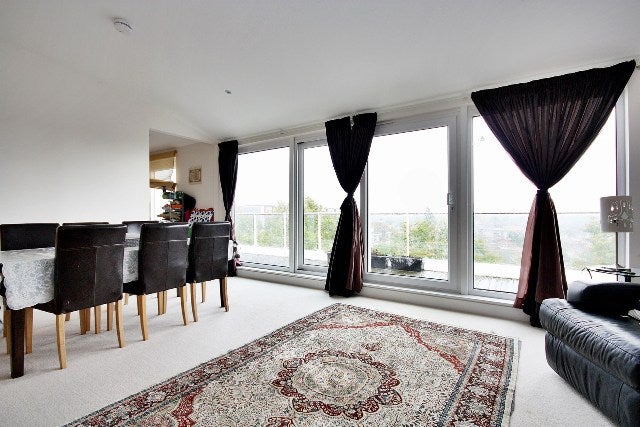 Flat Bromyard Avenue in Greater London