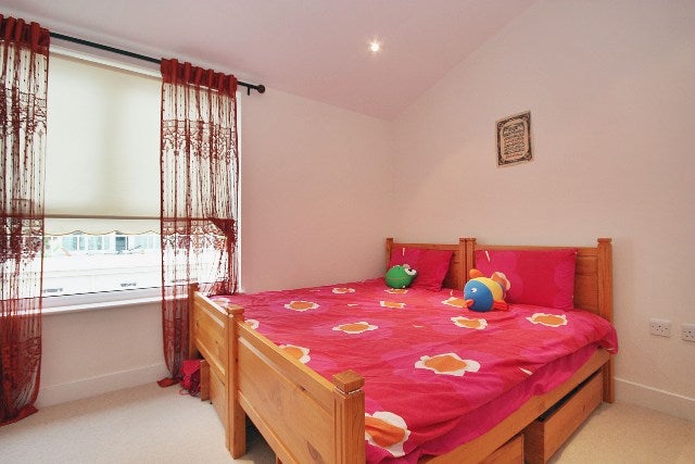 Flat Bromyard Avenue in Greater London