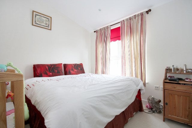 Flat Bromyard Avenue in Greater London