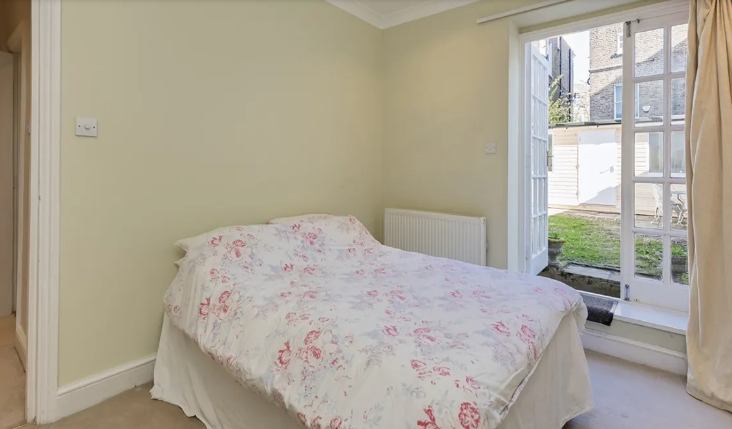 Room Coningham Road in Greater London