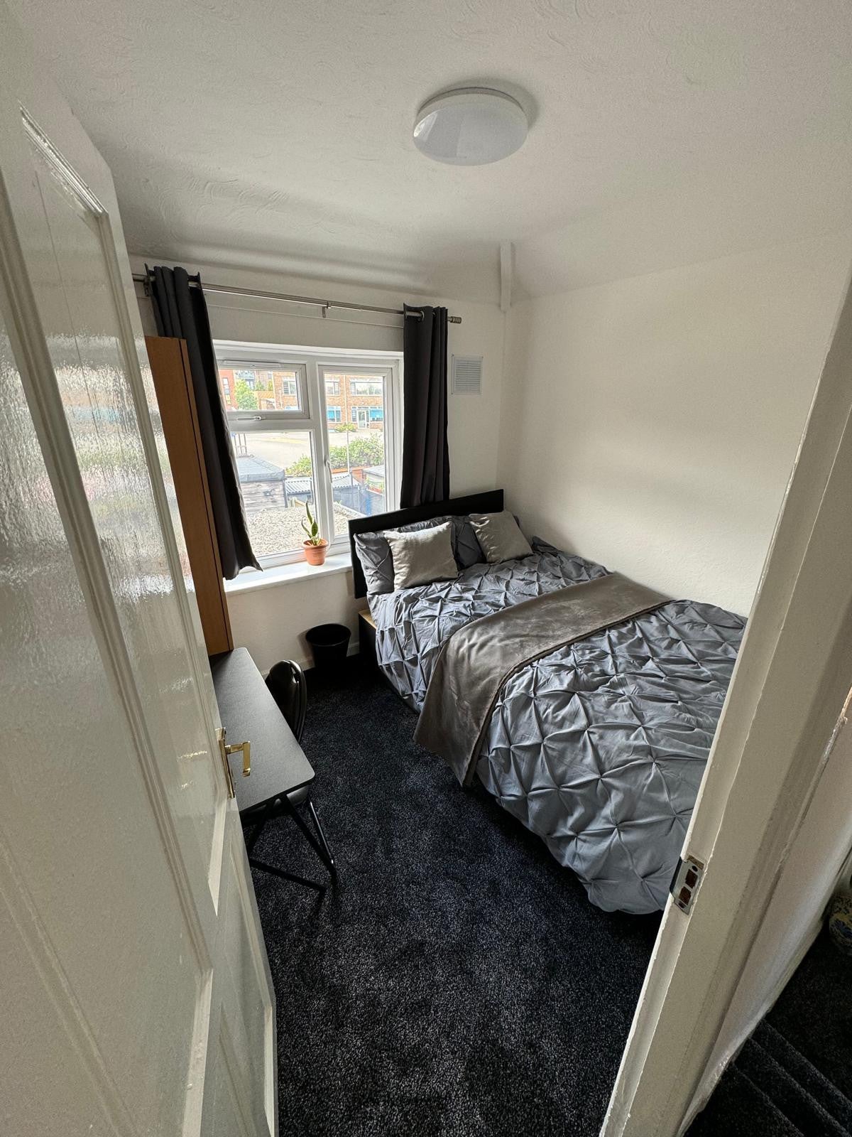 House Lodge Avenue in Greater London