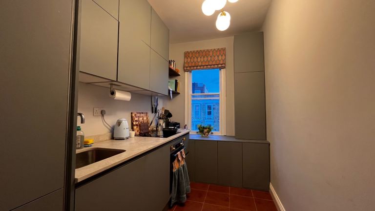 Flat Eardley Crescent in Greater London