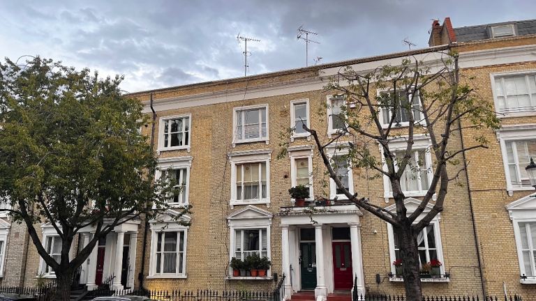 Flat Eardley Crescent in Greater London