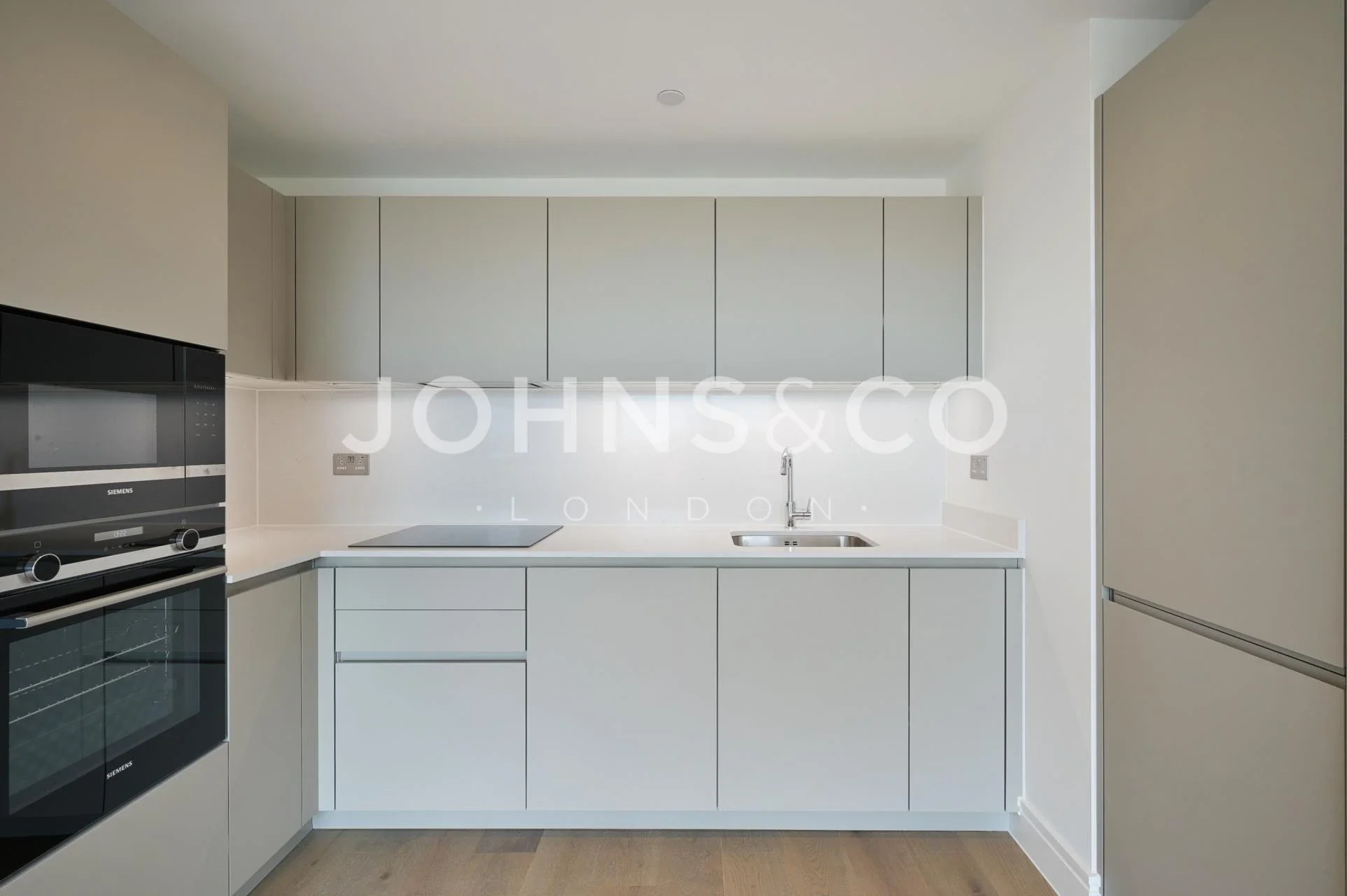 Flat Chiswick High Road in Greater London