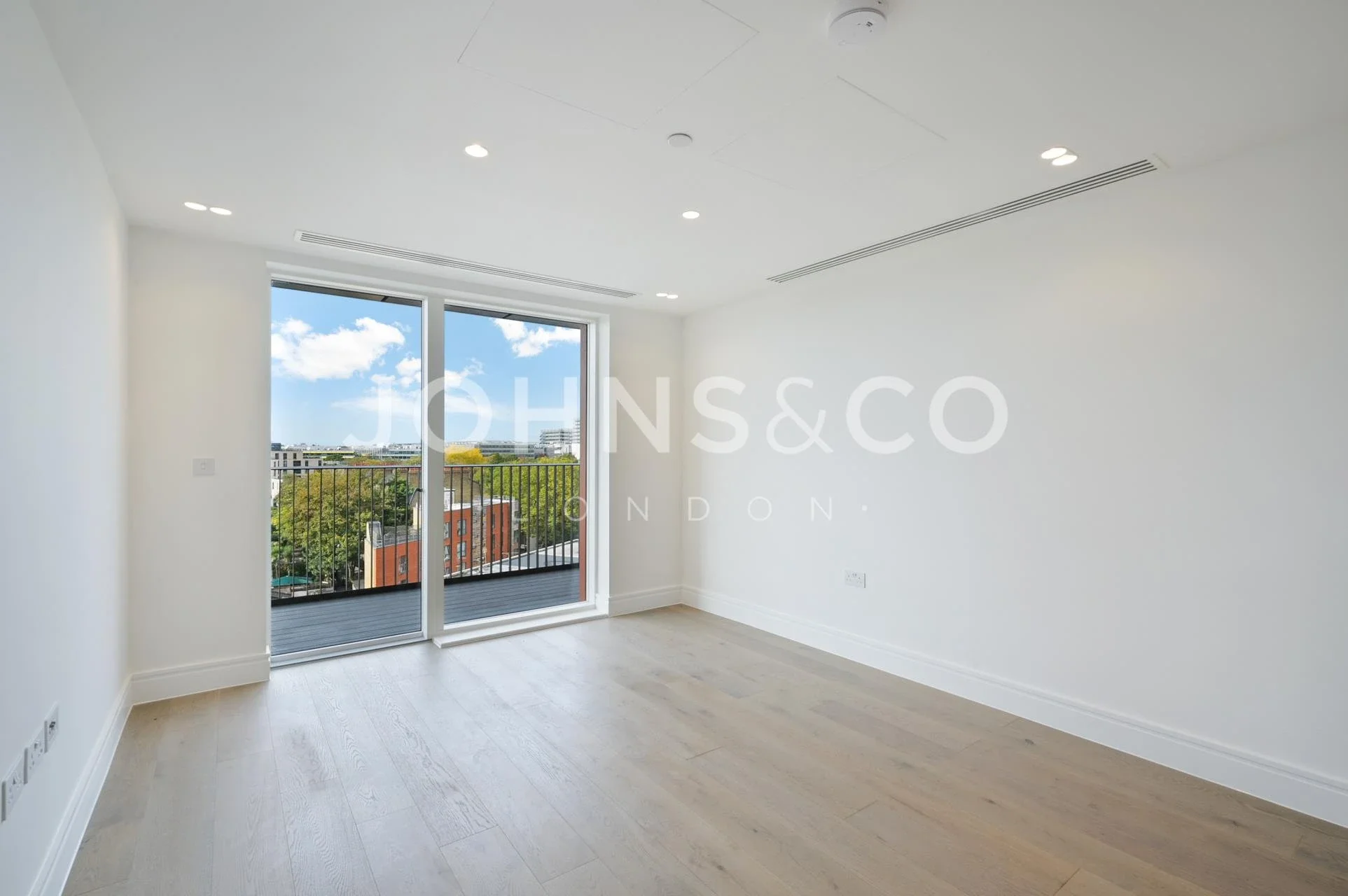 Flat Chiswick High Road in Greater London