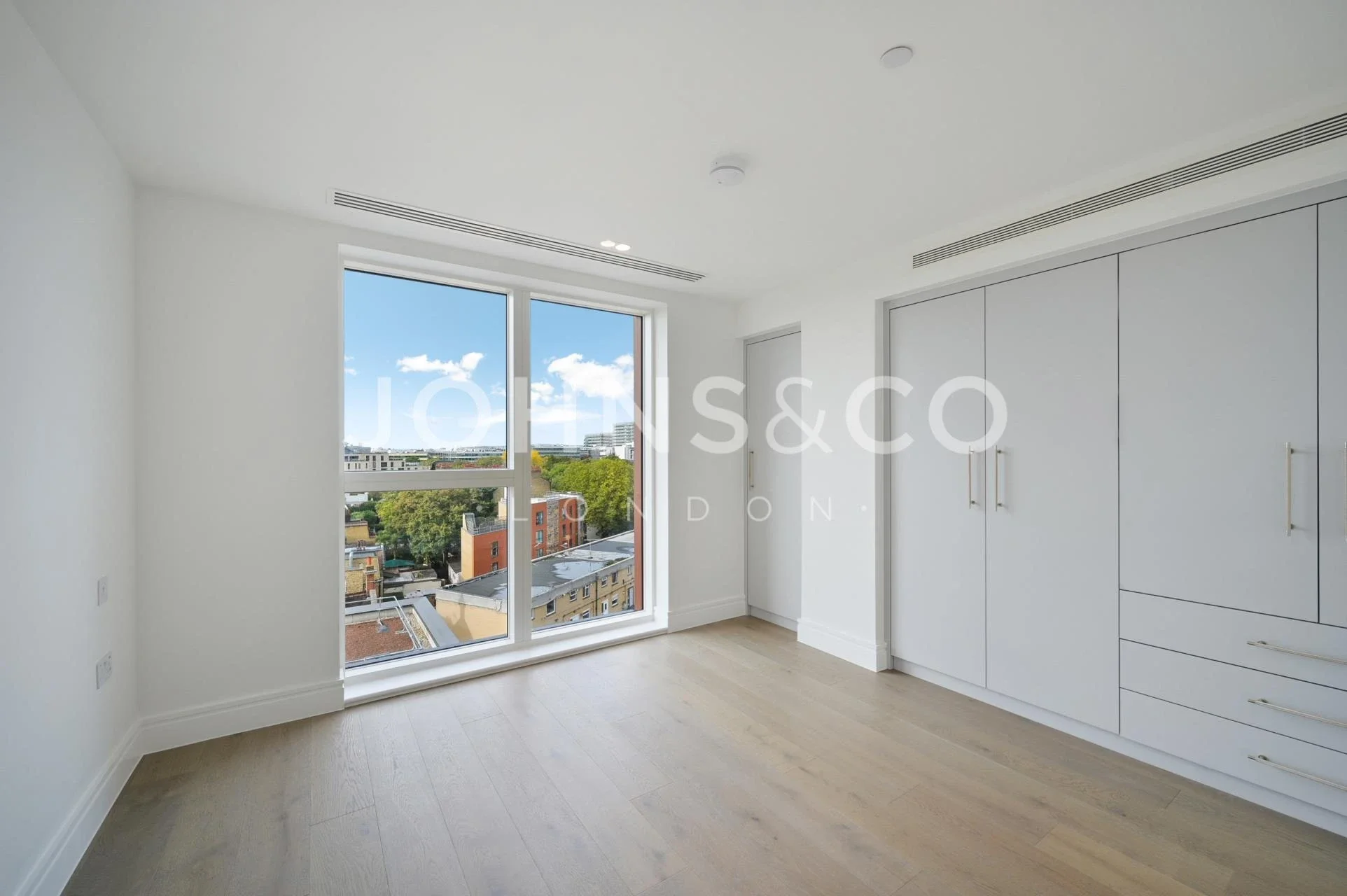 Flat Chiswick High Road in Greater London
