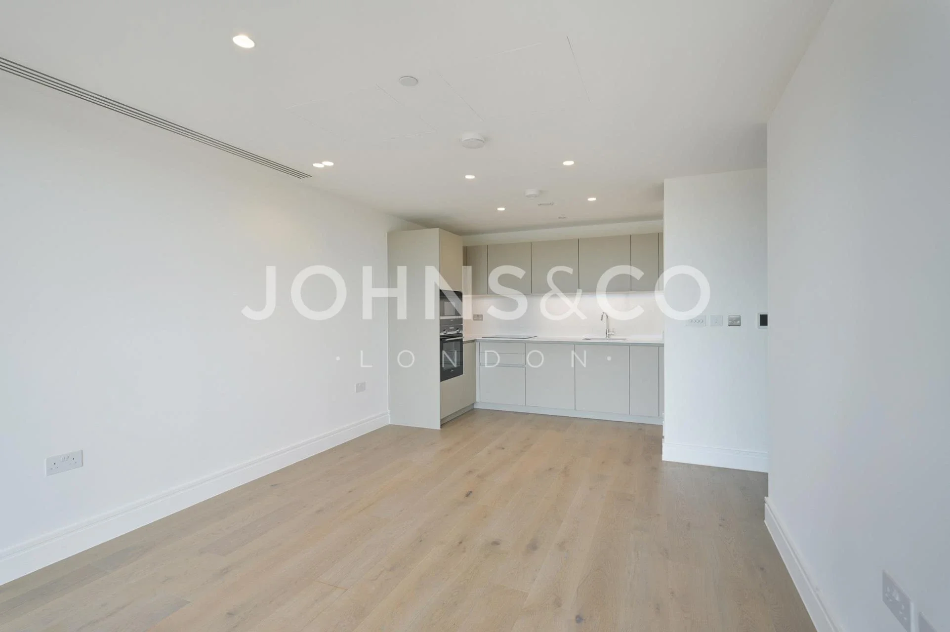 Flat Chiswick High Road in Greater London