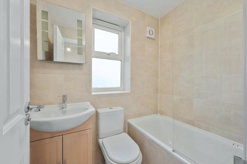 Room Hartfield Road in Greater London